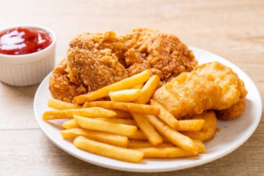 Kızarmış tavuk, patates kızartması ve nugget yemeği. Abur cubur ve sağlıksız yemek.