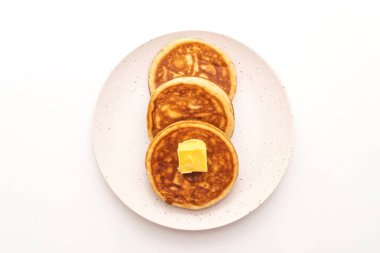 Beyaz backgorund izole tereyağlı gözleme