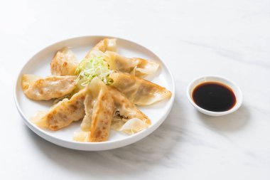 Japon gyoza 'sı ya da soya soslu hamur tatlısı.