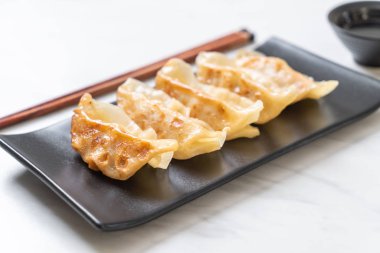 Japon gyoza 'sı ya da soya soslu hamur tatlısı.