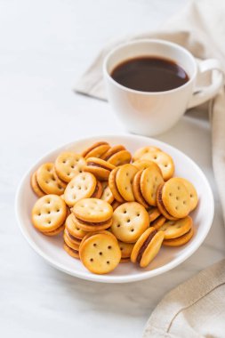 Hindistan cevizli bisküvi ve ananas reçeli.