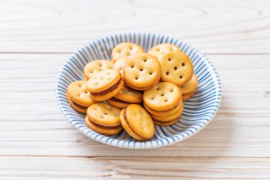 Hindistan cevizli bisküvi ve ananas reçeli.