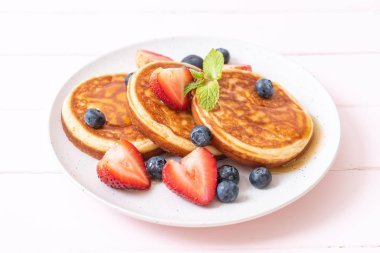 taze yaban mersini, taze çilek ve bal ile sufle gözleme