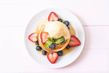 Yabanmersinli gözleme, çilek, bal ve vanilyalı dondurma.