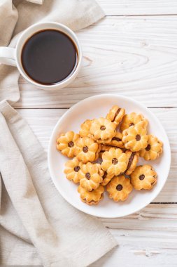 Hindistan cevizli bisküvi ve ananas reçeli.