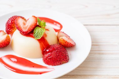 taze çilek - sağlıklı yemek ve tatlı ile yoğurt puding