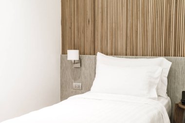 Otel yatak odası iç dekorasyonda yatak üzerinde rahat yastık