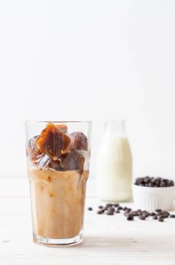 ahşap masa üzerinde sütlü kahve buz küpleri