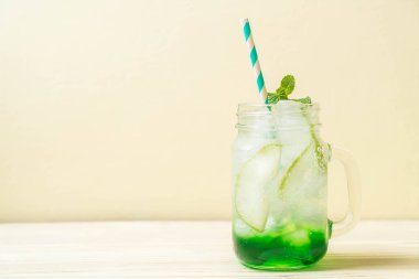 Yeşil elma soda ahşap masa üzerinde