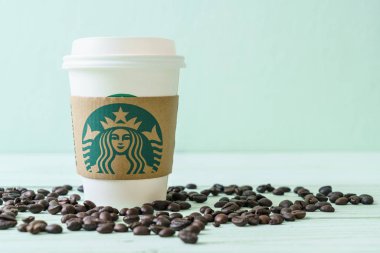 Bangkok, Tayland - 5 Haziran 2018: Beyaz kahve fincanı Starbucks logosu üzerinde tahta arka plan ile. Starbucks dünyanın en büyük kahve evi 61 ülke içinde 20.000'den fazla mağaza ile mi.