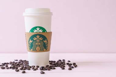Bangkok, Tayland - 5 Haziran 2018: Beyaz kahve fincanı Starbucks logosu üzerinde tahta arka plan ile. Starbucks dünyanın en büyük kahve evi 61 ülke içinde 20.000'den fazla mağaza ile mi.