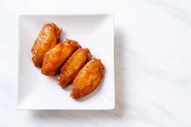 Barbekü tavuk kanadı sosu ile