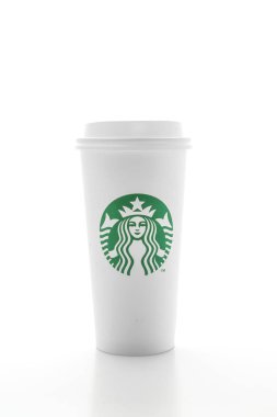 Bangkok, Tayland - 5 Haziran 2018: Beyaz kahve fincanı beyaz arka plan üzerinde izole Starbucks logosu ile. Starbucks dünyanın en büyük kahve evi 61 ülke içinde 20.000'den fazla mağaza ile mi.