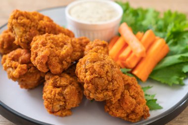 Sebzeli kızarmış tavuk kanadı.