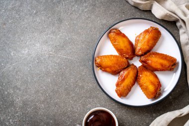 Barbekü tavuk kanadı sosu ile