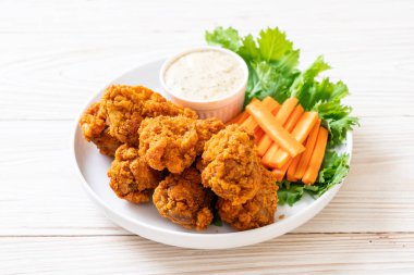 Sebzeli kızarmış tavuk kanadı.