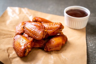 Barbekü tavuk kanadı sosu ile