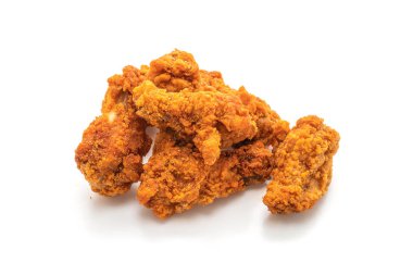 Beyaz arka plan üzerinde izole kızarmış baharatlı tavuk kanadı