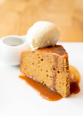 kek vanilyalı dondurma ve şekerleme karamel sos - İngiliz tarzı