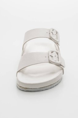 Kadınlar beyaz arka plan üzerinde izole sandalet deri