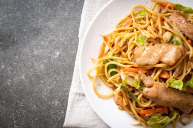 tavada kızartılmış yakisoba noodle pork - Asya gıda tarzı ile