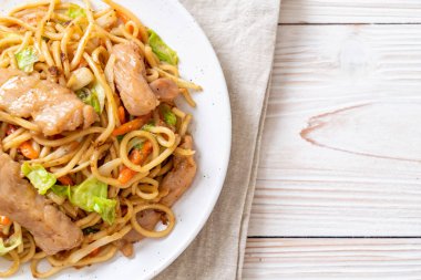 tavada kızartılmış yakisoba noodle pork - Asya gıda tarzı ile
