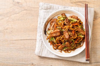 tavada kızartılmış yakisoba noodle pork - Asya gıda tarzı ile