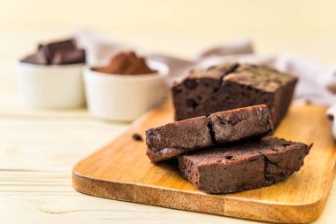 ahşap zemin üzerine çikolatalı browni kek