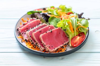 Taze ton balığı ve sebze salatası. Sağlıklı yemek.