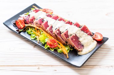 Sebze salatası ve soslu taze ton balığı. Sağlıklı yiyecek.