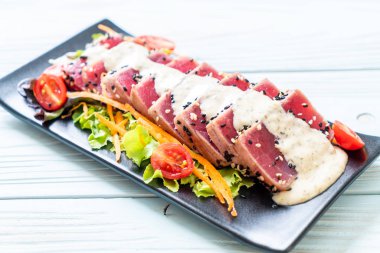 Sebze salatası ve soslu taze ton balığı. Sağlıklı yiyecek.