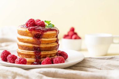 Taze ahududu ve frambuaz sos ile gözleme
