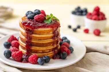 Taze ahududu ve yabanmersinli gözleme.