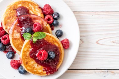 Taze ahududu ve yabanmersinli gözleme.