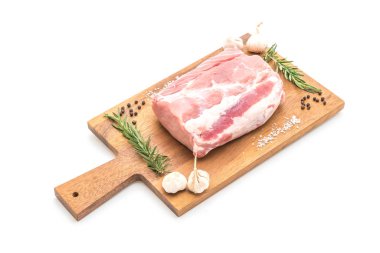 Beyaz arka planda izole edilmiş taze domuz filetosu.