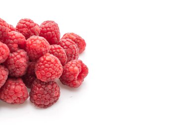 Beyaz arka planda izole edilmiş taze ahududu