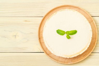 Ahşap zemin üzerine nane ile ev yapımı cheesecake