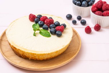 Ev yapımı cheesecake taze ahududu ve yaban mersini ile