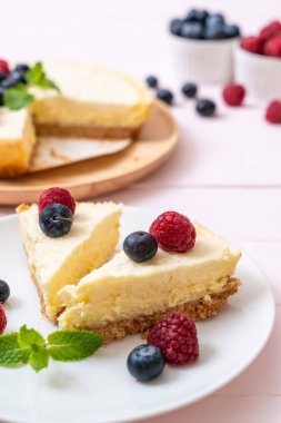 Ev yapımı cheesecake taze ahududu ve yaban mersini ile