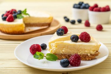 Ev yapımı cheesecake taze ahududu ve yaban mersini ile