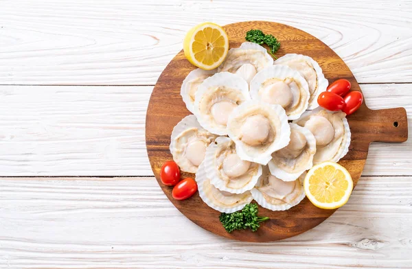 Ahşap tahta üzerinde taze kabuk tarak