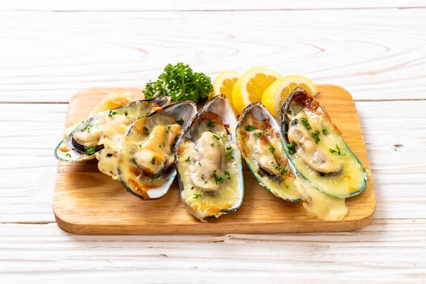 Peynirli taze midye.