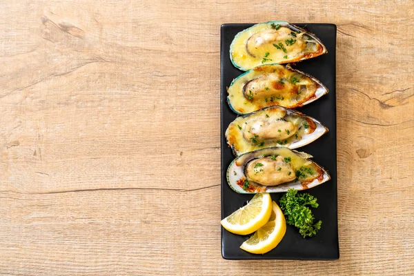 Peynirli taze midye.