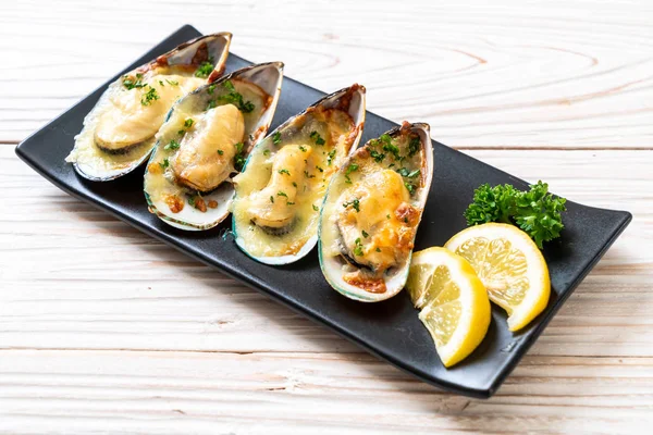 Peynirli taze midye.