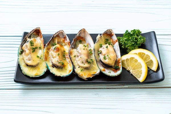 Peynirli taze midye.