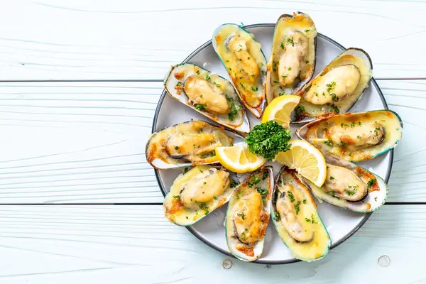 Peynirli taze midye.