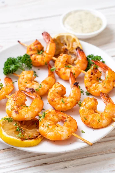 Limon - deniz ürünleri tarzı ile ızgara kaplan karides şiş