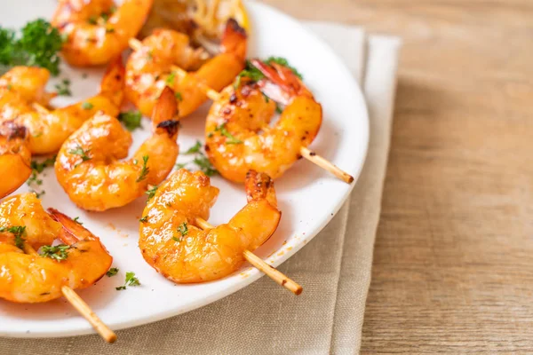 Limon - deniz ürünleri tarzı ile ızgara kaplan karides şiş