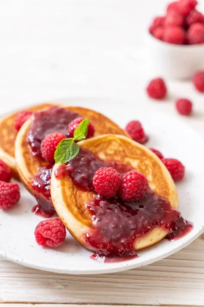 Crêpe Soufflée Aux Framboises Fraîches Sauce Aux Framboises — Photo