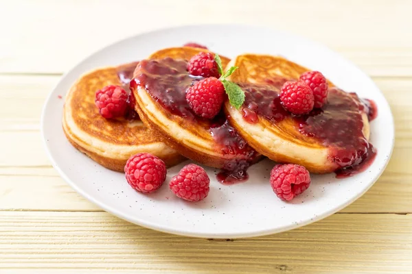 Taze ahududu ve frambuaz sos ile sufle gözleme